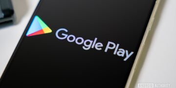 لوگوی Google Play و نام "Google Play" بر روی صفحه نمایش یک گوشی هوشمند با پسزمینه مشکی.