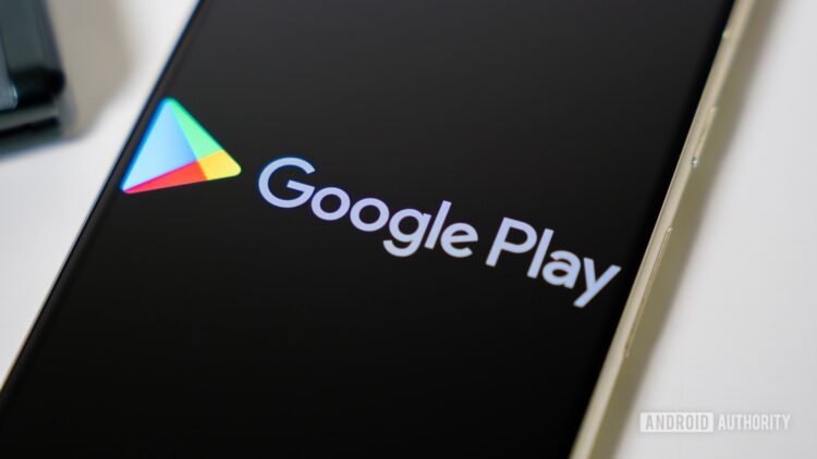 لوگوی Google Play و نام "Google Play" بر روی صفحه نمایش یک گوشی هوشمند با پسزمینه مشکی.