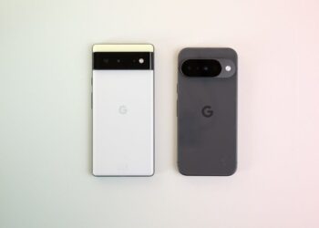 دو گوشی Google Pixel، یکی سفید (Pixel 6) و دیگری مشکی/خاکستری تیره (Pixel 7 یا 8)، که از پشت روی یک سطح روشن در کنار هم قرار گرفته‌اند.