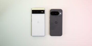 دو گوشی Google Pixel، یکی سفید (Pixel 6) و دیگری مشکی/خاکستری تیره (Pixel 7 یا 8)، که از پشت روی یک سطح روشن در کنار هم قرار گرفته‌اند.