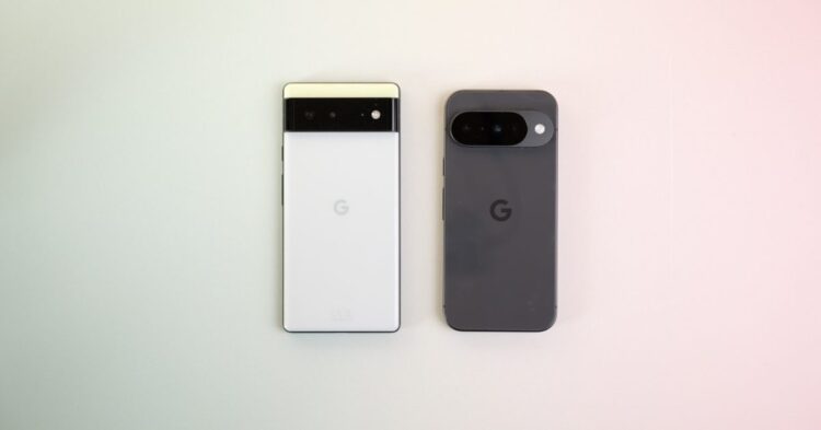 دو گوشی Google Pixel، یکی سفید (Pixel 6) و دیگری مشکی/خاکستری تیره (Pixel 7 یا 8)، که از پشت روی یک سطح روشن در کنار هم قرار گرفته‌اند.