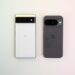 دو گوشی Google Pixel، یکی سفید (Pixel 6) و دیگری مشکی/خاکستری تیره (Pixel 7 یا 8)، که از پشت روی یک سطح روشن در کنار هم قرار گرفته‌اند.