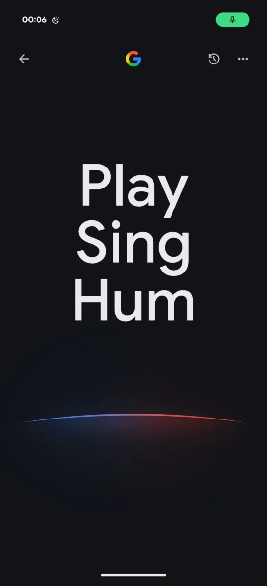 در مرکز صفحه، حرف نمادین «G» گوگل به چشم میخورد و عبارت آغازین «?What’s on your mind» از کاربر دعوت میکند تا پرسش یا فرمان خود را بهصورت صوتی بیان کند