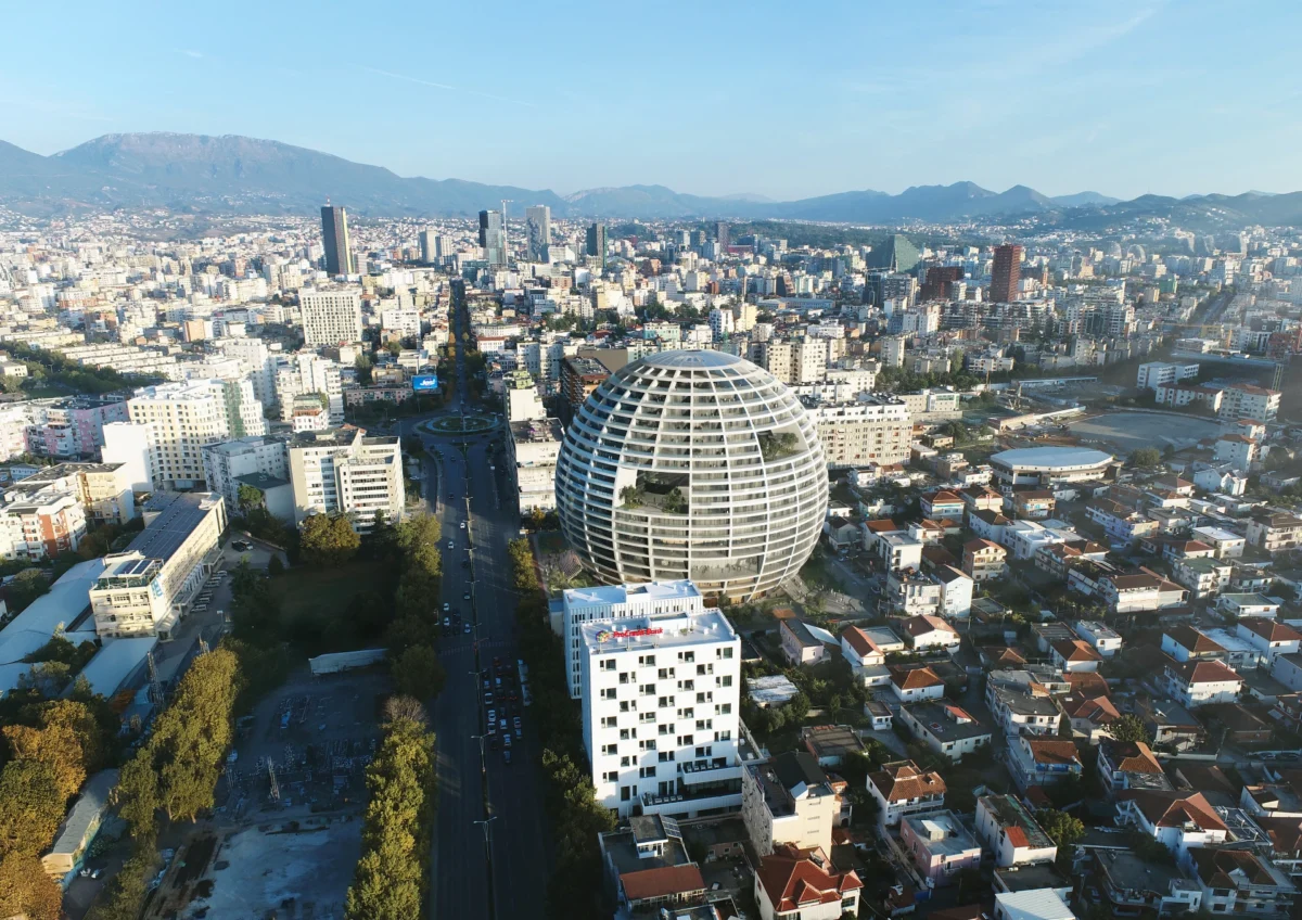 نمای هوایی از شهر تیرانا با پروژه کروی Grand Ballroom در مرکز بافت شهری