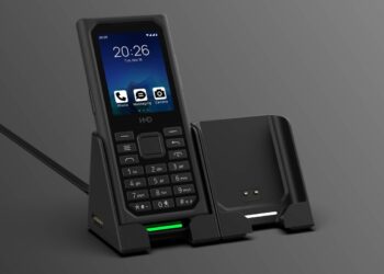 تلفن محکم HMD Terra M با صفحه‌کلید فیزیکی و صفحه‌نمایش روشن، که در یک داک شارژ مشکی قرار دارد و نور سبز شارژ را نشان می‌دهد.