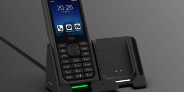 تلفن محکم HMD Terra M با صفحهکلید فیزیکی و صفحهنمایش روشن، که در یک داک شارژ مشکی قرار دارد و نور سبز شارژ را نشان میدهد.