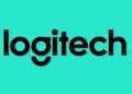 نام و لوگوی مشکی Logitech بر روی یک پسزمینه فیروزهای روشن.