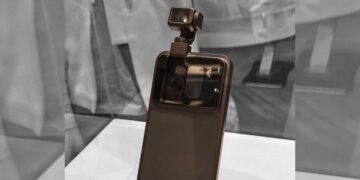 نمای پشتی یک قاب محافظ برای گوشی Honor که یک ماژول دوربین کوچک و مکعبی شکل روی آن دیده میشود.