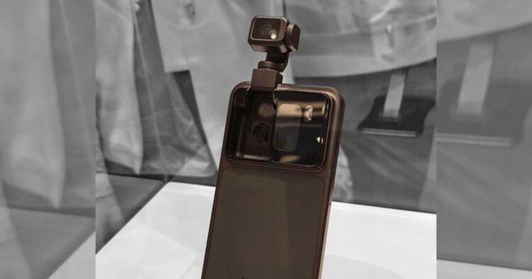 نمای پشتی یک قاب محافظ برای گوشی Honor که یک ماژول دوربین کوچک و مکعبی شکل روی آن دیده می‌شود.