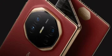 یک نمای نزدیک از قاب پشتی چرمی قرمز با ماژول دوربین شش‌ضلعی و طلایی رنگ گوشی تاشو Huawei Mate X5 یا مشابه.