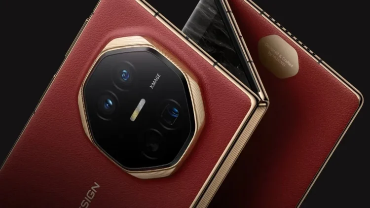 یک نمای نزدیک از قاب پشتی چرمی قرمز با ماژول دوربین شش‌ضلعی و طلایی رنگ گوشی تاشو Huawei Mate X5 یا مشابه.