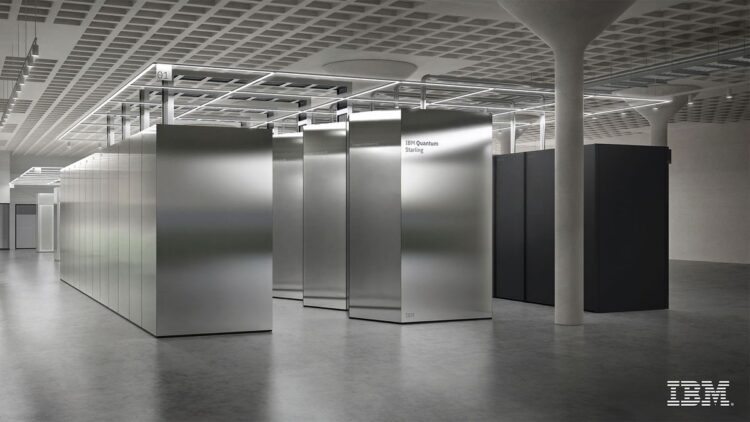 نمای داخلی یک مرکز محاسباتی (احتمالاً کوانتومی) IBM با ردیفهایی از محفظههای فلزی نقرهای بزرگ و بتن خام.