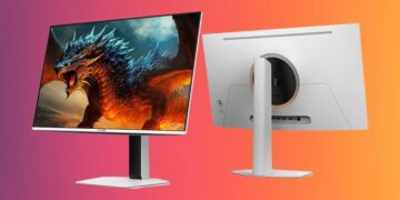 دو مانیتور Innocn GA27M1Q به رنگ سفید، یکی از نمای جلو با تصویر یک اژدهای آتشین و دیگری از نمای پشت که طراحی پایه و پنل را نشان می‌دهد.
