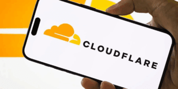 یک گوشی هوشمند که لوگو و نام "CLOUDFLARE" بر روی صفحه آن نمایش داده شده است.