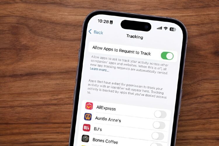 اسکرین‌شات از صفحه تنظیمات ردیابی (Tracking) در آیفون که گزینه "Allow Apps to Request to Track" فعال است و لیستی از برنامه‌هایی که اجازه ردیابی درخواست کرده‌اند، در زیر دیده می‌شود.