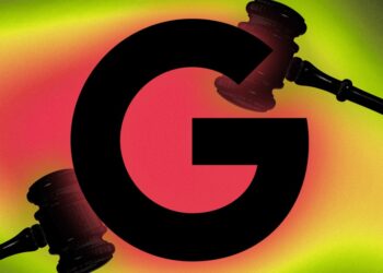 لوگوی بزرگ Google (حرف G مشکی) که دو چکش قضاوت (Gavel) از دو طرف در حال ضربه زدن به آن هستند، در یک پس‌زمینه با گرادیانت قرمز و زرد.