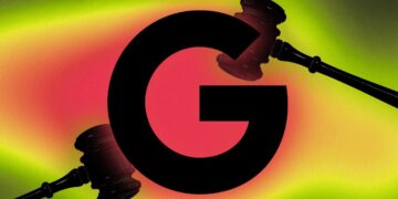 لوگوی بزرگ Google (حرف G مشکی) که دو چکش قضاوت (Gavel) از دو طرف در حال ضربه زدن به آن هستند، در یک پس‌زمینه با گرادیانت قرمز و زرد.