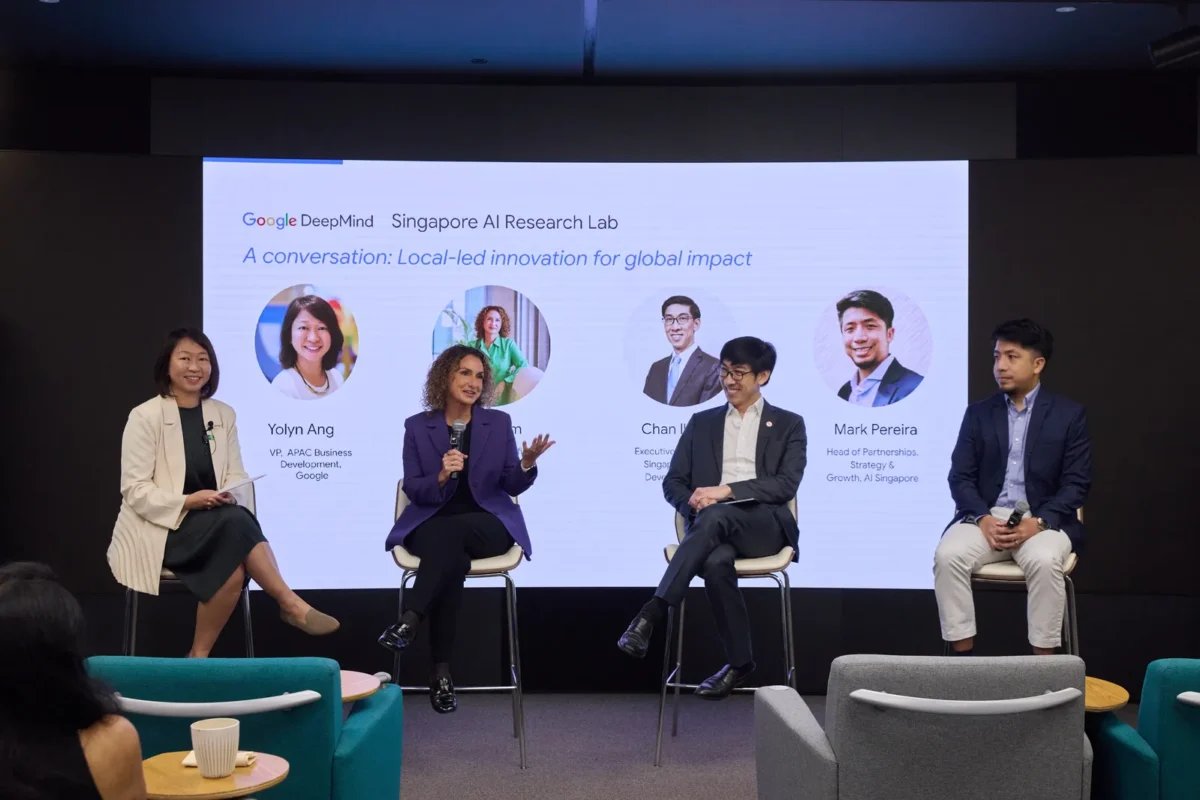 پنل گفتگوی آزمایشگاه تحقیقات هوش مصنوعی Google DeepMind سنگاپور، که چهار نفر از سخنرانان در حال نشستن زیر تابلویی با عنوان "A conversation: Local-led innovation for global impact" و تصویر و نام سخنرانان هستند.