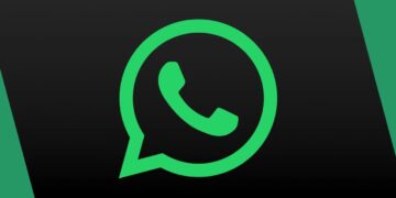 لوگوی سبز واتساپ (WhatsApp) در یک پس‌زمینه سیاه با نوارهای مورب سبز.