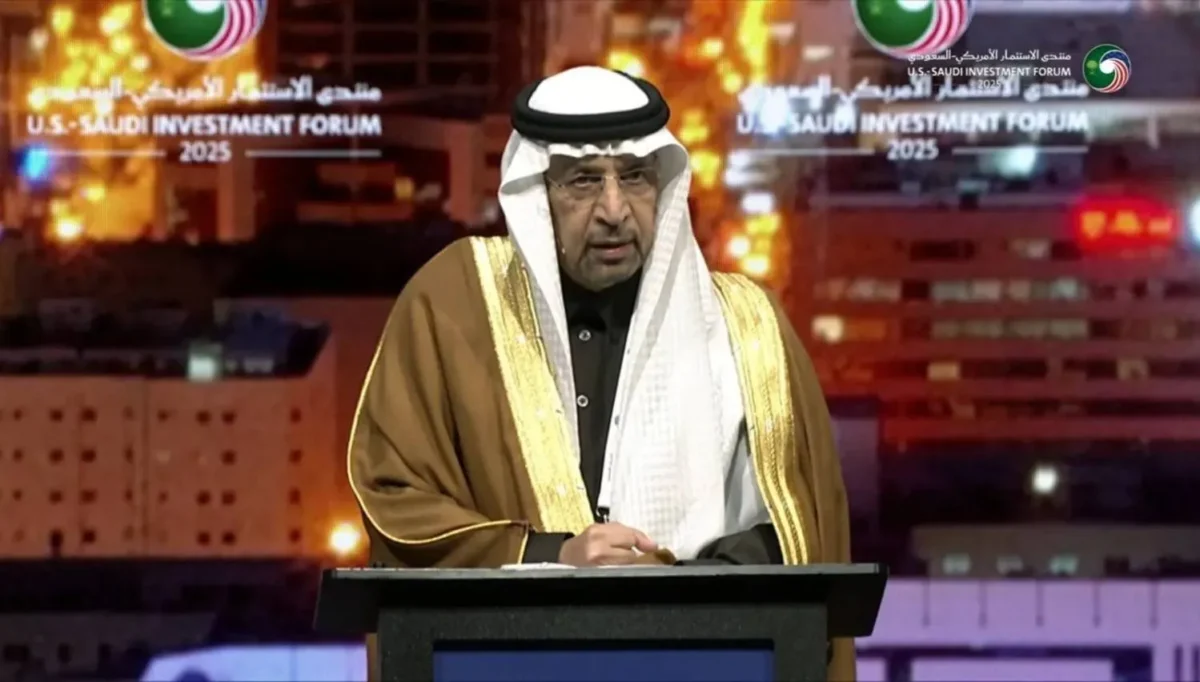 یک مقام سعودی با لباس سنتی در حال سخنرانی پشت تریبون در "U.S.-Saudi Investment Forum 2025".