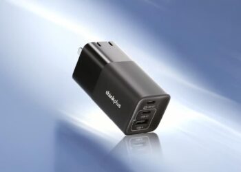 شارژر Lenovo ThinkPlus 100W GaN مشکی رنگ با سه پورت (USB-C1، USB-C2 و USB-A) که از نمای مورب بر روی یک پسزمینه آبی ملایم دیده میشود.