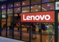 ساختمان یک فروشگاه یا مرکز خدمات لنوو با تابلوی بزرگ و قرمز "Lenovo" در بالای ورودی.