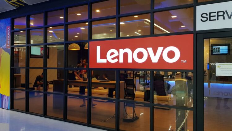 ساختمان یک فروشگاه یا مرکز خدمات لنوو با تابلوی بزرگ و قرمز "Lenovo" در بالای ورودی.