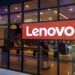 ساختمان یک فروشگاه یا مرکز خدمات لنوو با تابلوی بزرگ و قرمز "Lenovo" در بالای ورودی.
