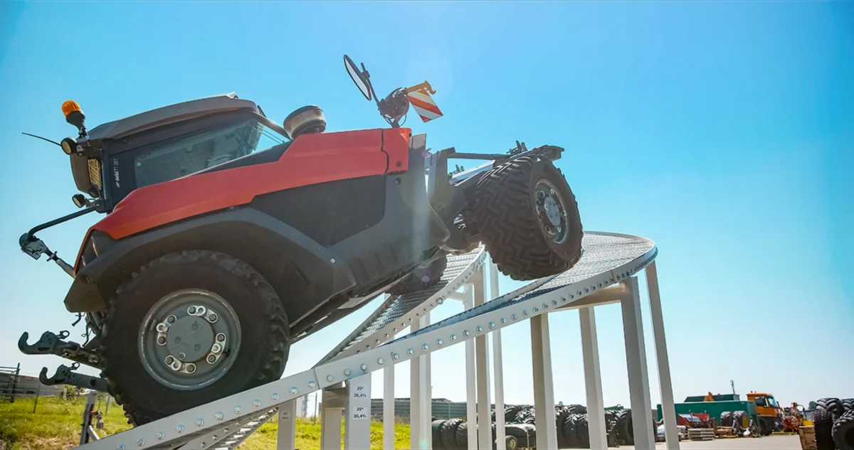 تراکتور Aebi مجهز به سیستم Line Traction برای خودروهای چهارچرخ متحرک در حال بالا رفتن از شیب بسیار تند