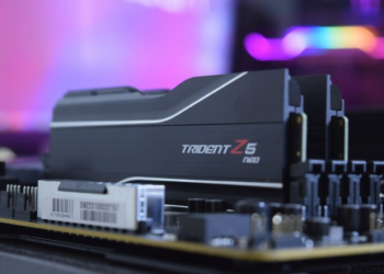 ماژول حافظه RAM G.Skill Trident Z5 Neo به رنگ مشکی که روی یک مادربرد نصب شده است، با پس‌زمینه‌ای تار و نورپردازی بنفش.
