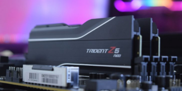 ماژول حافظه RAM G.Skill Trident Z5 Neo به رنگ مشکی که روی یک مادربرد نصب شده است، با پسزمینهای تار و نورپردازی بنفش.