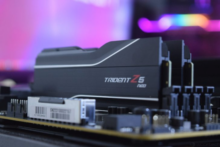 ماژول حافظه RAM G.Skill Trident Z5 Neo به رنگ مشکی که روی یک مادربرد نصب شده است، با پسزمینهای تار و نورپردازی بنفش.