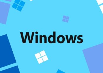 لوگوی ویندوز با متن سیاه در مرکز، بر روی پس‌زمینه‌ای به رنگ آبی روشن با طرح‌های مربعی پراکنده آبی و سفید.