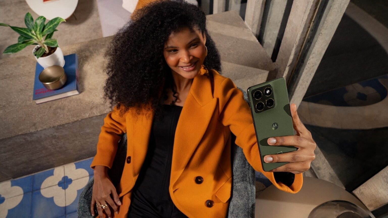 موتورولا از گوشی فوق باریک اج ۷۰ رونمایی کرد