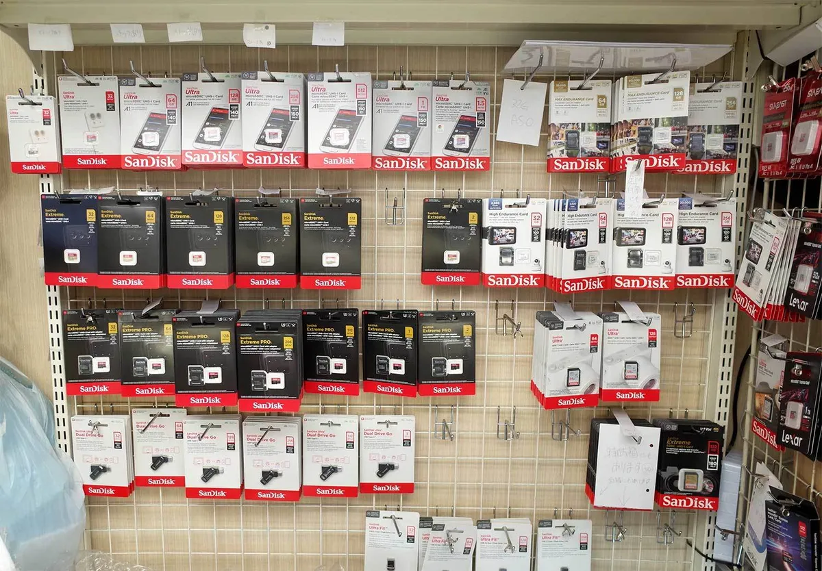 حافظههای سن دیسک در ویترین یک فروشگاه