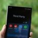 یک گوشی هوشمند که در دست فرد در فضای باز قرار دارد و پوشه‌ای با عنوان "Third Party" و آیکون‌های برنامه‌های پیام‌رسان (Pinterest, Reddit, Telegram, WhatsApp) در پایین صفحه دیده می‌شود.
