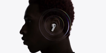 یک ایرپاد پرو در گوش یک فرد با حلقههای صوتی هولوگرافیک در اطراف آن، که نشاندهنده قابلیتهای صوتی یا حسگر مغزی است.