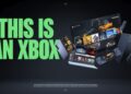 یک بنر تبلیغاتی برای اکوسیستم ایکس‌باکس با شعار "THIS IS AN XBOX" که بازی‌ها و رابط کاربری را بر روی یک تلویزیون سامسونگ، گوشی هوشمند، لپ‌تاپ و کنسول Xbox Series X و یک دستگاه قابل حمل (Handheld) نمایش می‌دهد.