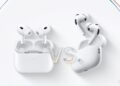 مقایسه دو نسل از AirPods Pro (یا شایعات نسل بعدی) که کیس شارژ هر دو باز است و کلمه "VS" در مرکز دیده میشود، با جلوههای نوری منحنی در پسزمینه سفید.