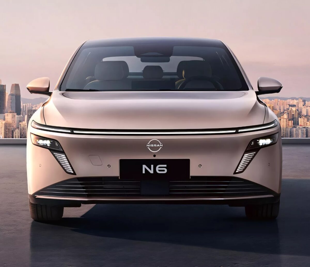 نمای عقب Nissan N6 با نوار چراغ سرتاسری و لوگوی روشن نیسان