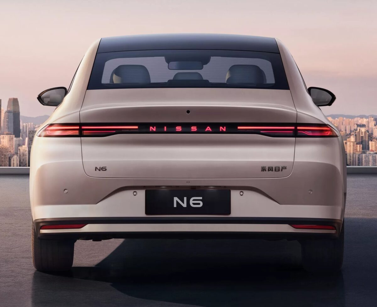 نمای روبهروی Nissan N6 با چراغهای باریک LED و جلوپنجره یکپارچه