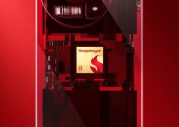 نمای نزدیک از یک گوشی هوشمند که چیپست Snapdragon 8 Gen 5 در داخل آن (با نورپردازی قرمز) نمایش داده شده است.
