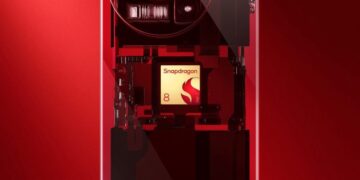 نمای نزدیک از یک گوشی هوشمند که چیپست Snapdragon 8 Gen 5 در داخل آن (با نورپردازی قرمز) نمایش داده شده است.