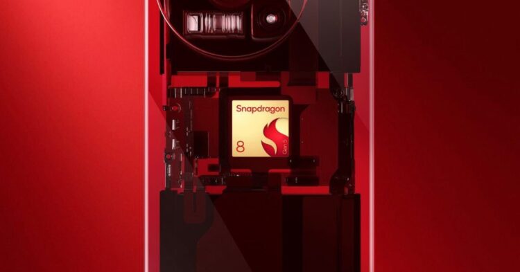 نمای نزدیک از یک گوشی هوشمند که چیپست Snapdragon 8 Gen 5 در داخل آن (با نورپردازی قرمز) نمایش داده شده است.