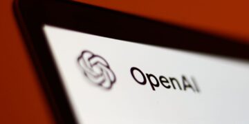 لوگوی OpenAI روی صفحه نمایش یک لپ‌تاپ در یک نمای نزدیک، که نشان‌دهنده بحثی پیرامون این شرکت است.