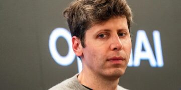 نمای نزدیک از سام آلتمن، رئیس عامل عامل OpenAI، در حال نشستن در یک رویداد.