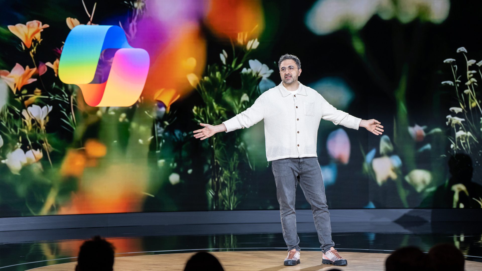 مدیر AI مایکروسافت: هوش مصنوعی عمومی به‌زودی از راه می‌رسد