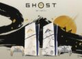دو کنسول پلی‌استیشن ۵ با طرح‌های هنری طلایی و سیاه و سفید با تم "Ghost of Yōtei"، همراه با کنترلرهای DualSense منطبق، با پس‌زمینه‌ای از خورشید بزرگ و کوه.