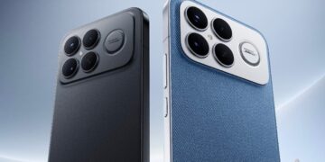 دو گوشی Poco F8 Ultra یا F8 Pro که یکی با قاب مشکی مات و دیگری با پوشش پارچه‌ای آبی تیره و ماژول دوربین چهارگانه بزرگ در کنار هم قرار گرفته‌اند.