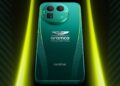نمای پشتی گوشی Realme GT 8 Pro Aston Martin Limited Edition سبز رنگ که لوگوی تیم فرمول یک Aramco Aston Martin در مرکز و ماژول بزرگ دوربین با دو لنز دایره‌ای در بالای آن قرار دارد.